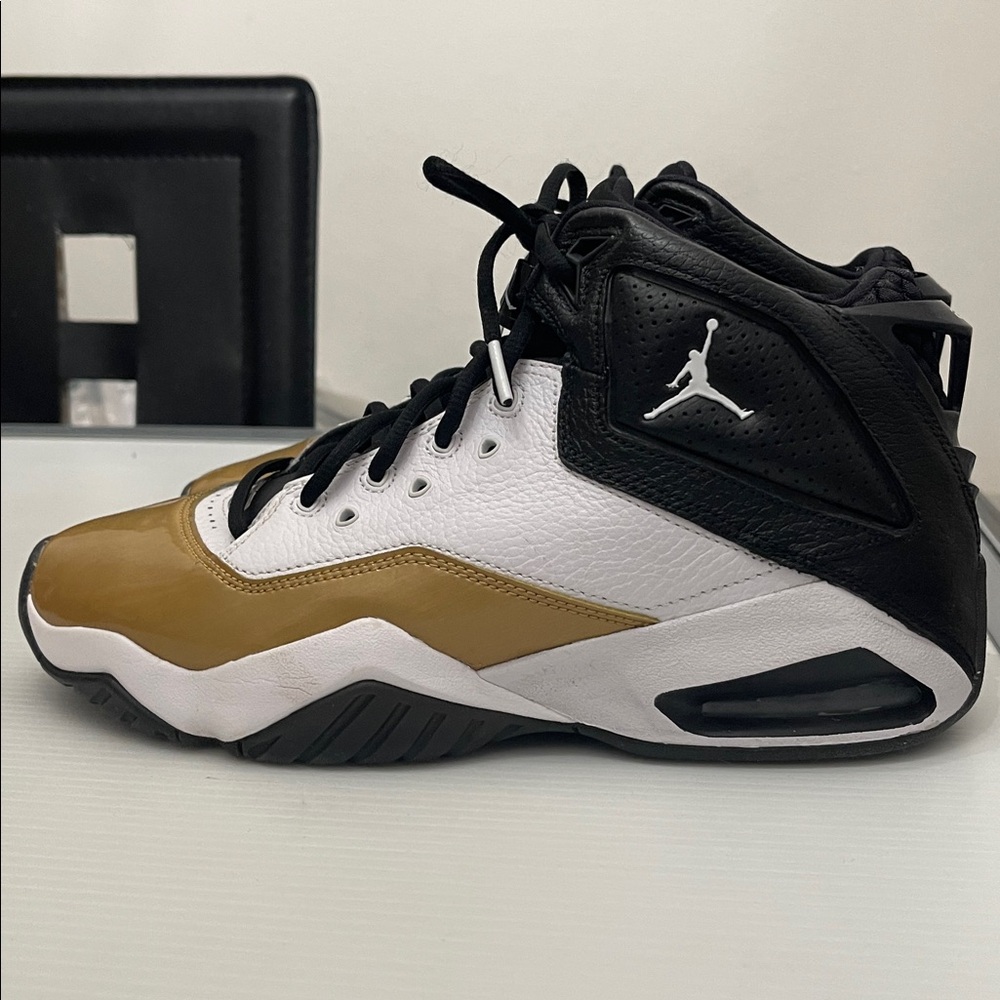 NIKE JORDAN B’LOYAL “WHITE BLACK GOLD “ BASKETBALL SNEAKERS MENS SIZE 8.5